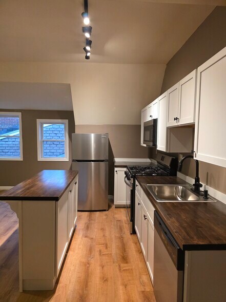 Building Photo - 5487 Hays St