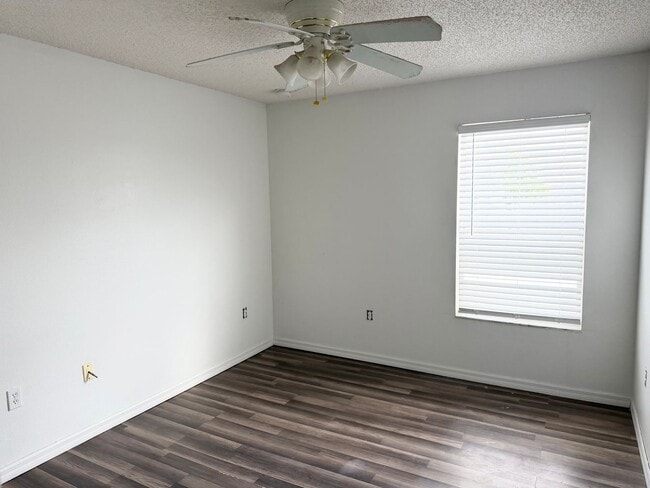 Building Photo - Large 2-Story 4 Bedroom 2.5 Bathroom House w/ Fenced in Yard - For Rent