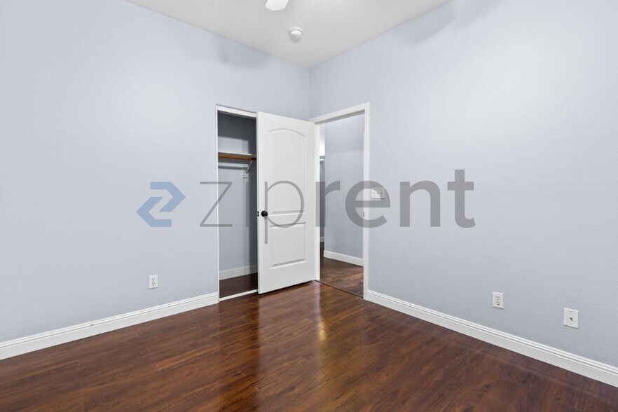 Building Photo - Unit
