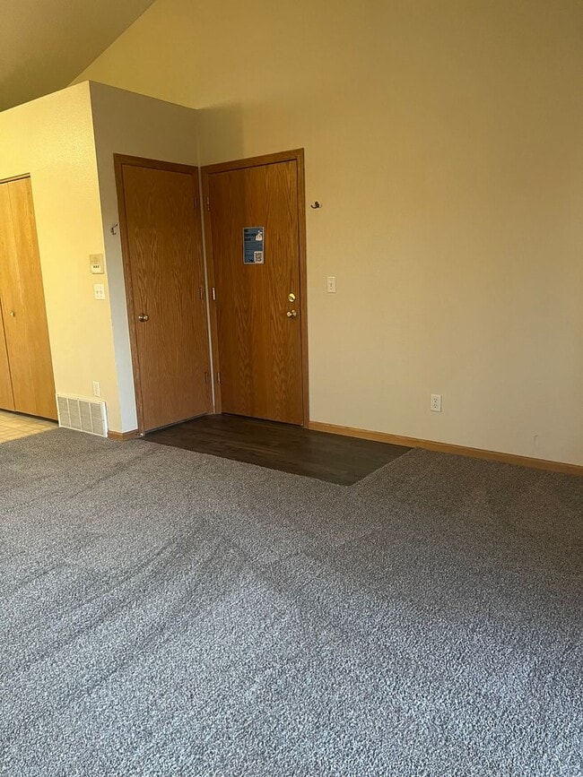 Building Photo - Nice 2br Condo in Coralville close to shopping & interstate