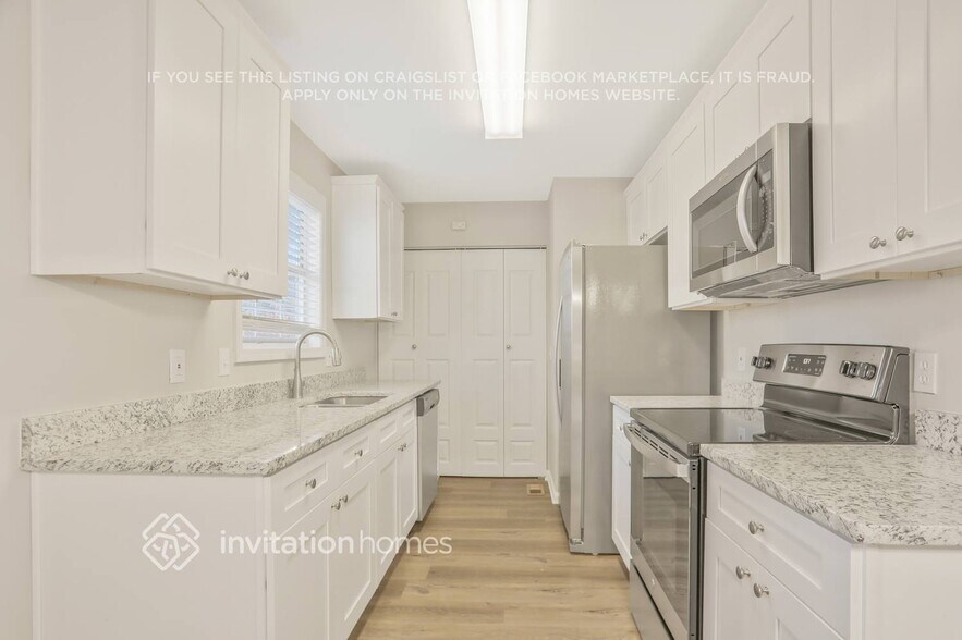 Building Photo - 3335 Catalina Dr