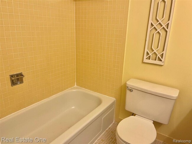 Building Photo - 688 E Fox Hills Dr