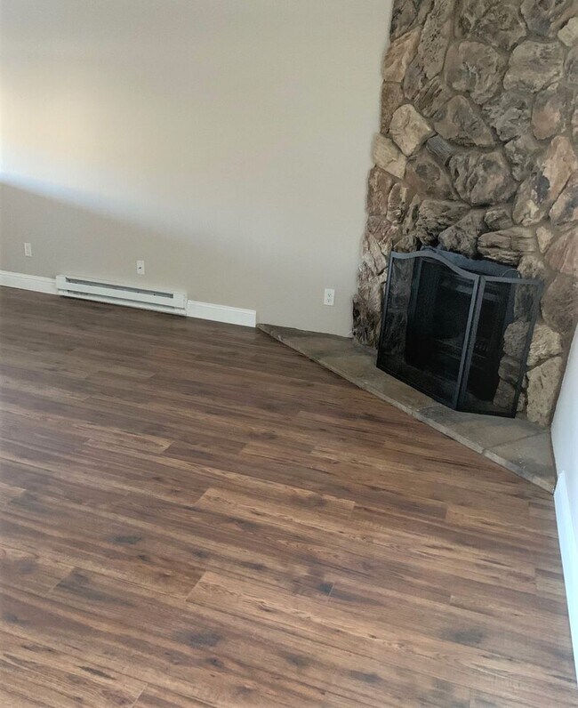 Building Photo - Lovely 2 bedroom Condo in the E Section of...