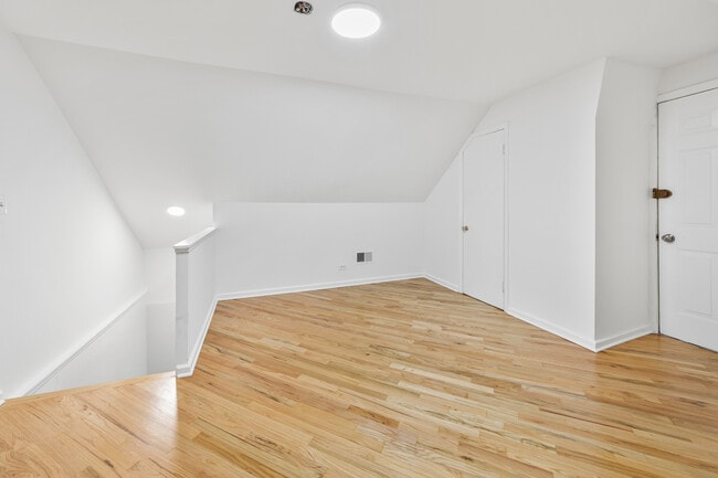 Building Photo - 3037 N Southport Ave