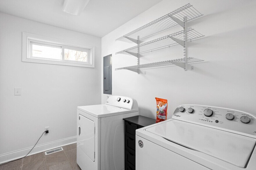 Building Photo - 325 Sanders St