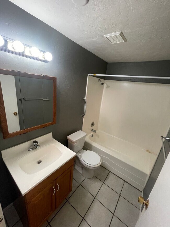 Building Photo - Pet Friendly 2 Bedroom in Lebanon!