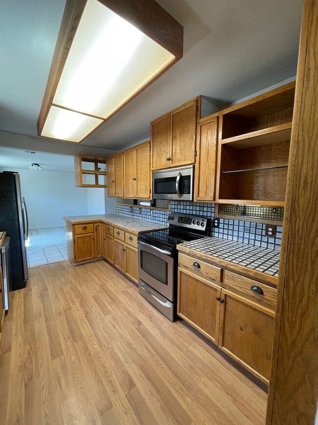 Building Photo - Large 3-Bedroom, 1-Bath Duplex
