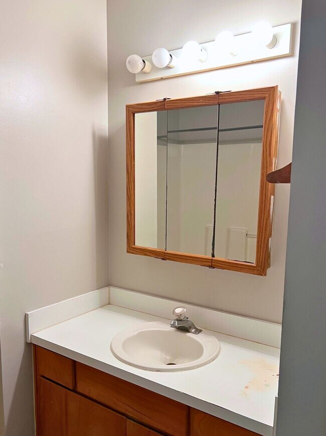 Building Photo - 410 Admiral's Walk Dr