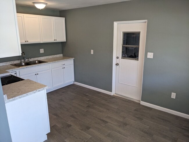 Building Photo - Conveniently located 2/1 Florida home with private backyard