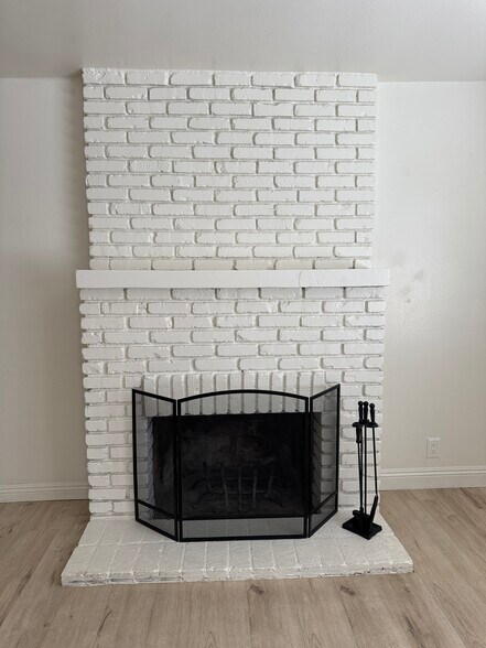 Building Photo - 1121 Calle Tulipan