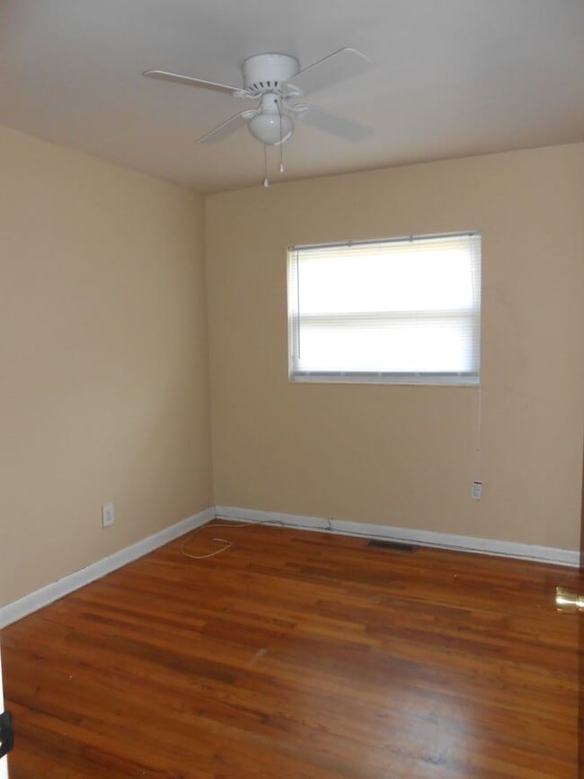 Building Photo - 1606 Airport Dr