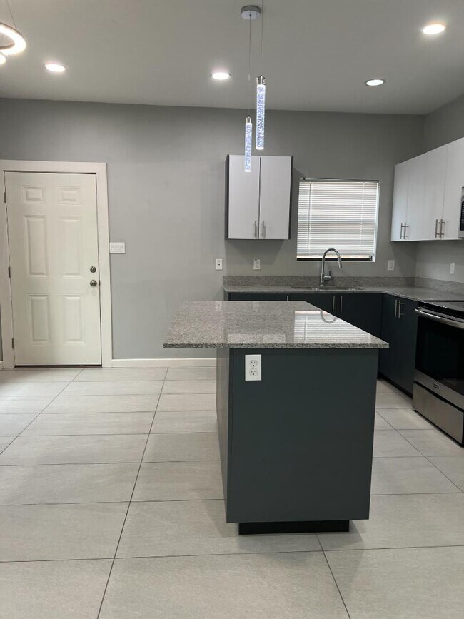 Building Photo - 2022 Summerland Ln