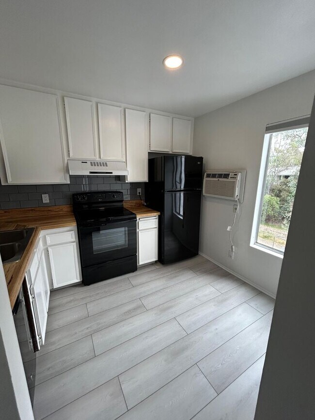 Building Photo - Renovated and Spacious, 1 bed 1 bath condo on 2nd floor! Move In Ready! First Month Free Rent!