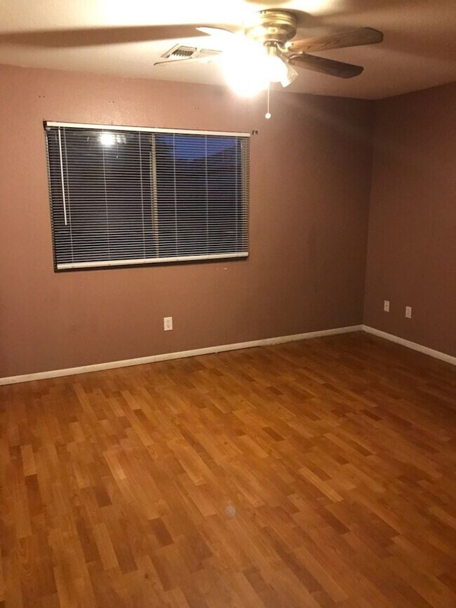Building Photo - 3 bed 2 bath Camelback & 83rd Ave