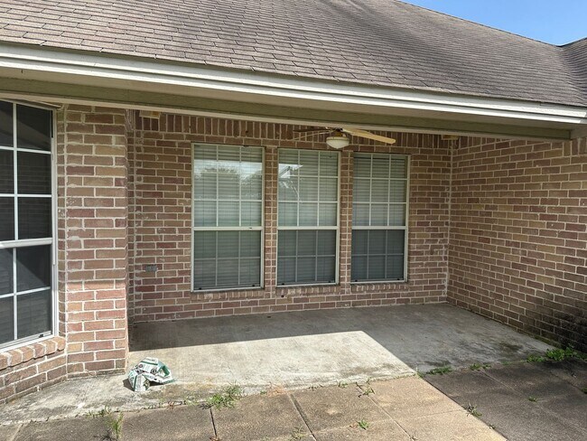 Building Photo - College Station -3 bedroom/2 bath - Fenced in back yard and House is in an EXCELLENT LOCATION