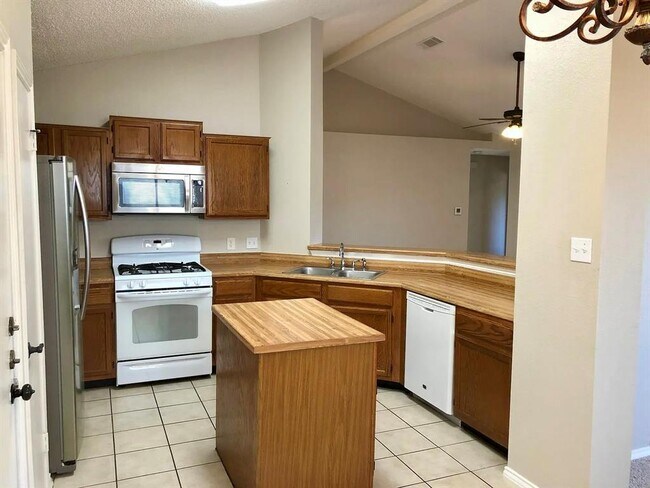 Building Photo - 6500 Jennings Dr