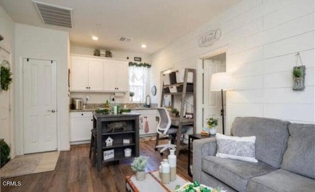 Building Photo - 3431 N Oxnard Blvd