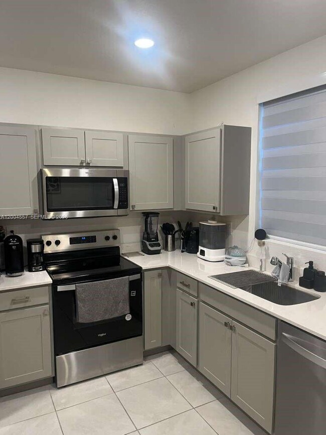 Building Photo - 1431 NE 3rd Ave