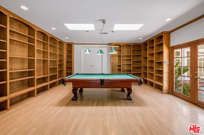 Building Photo - 8760 White Oak Ave