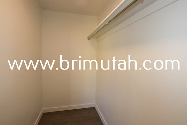 Building Photo - 945 S Washington St