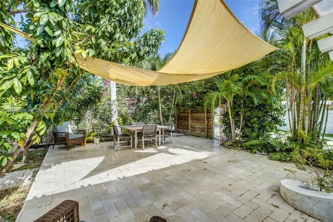 Building Photo - 2601 NE 11th Ct