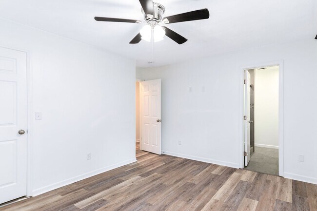 Building Photo - 4 bed/3 bath Walk to Lane Stadium Pet Frie...