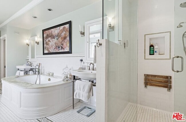 Building Photo - 516 S Rimpau Blvd