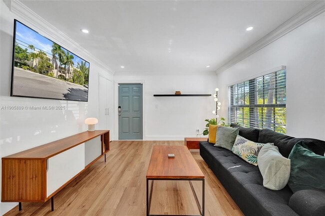 Building Photo - 815 NE 28th St