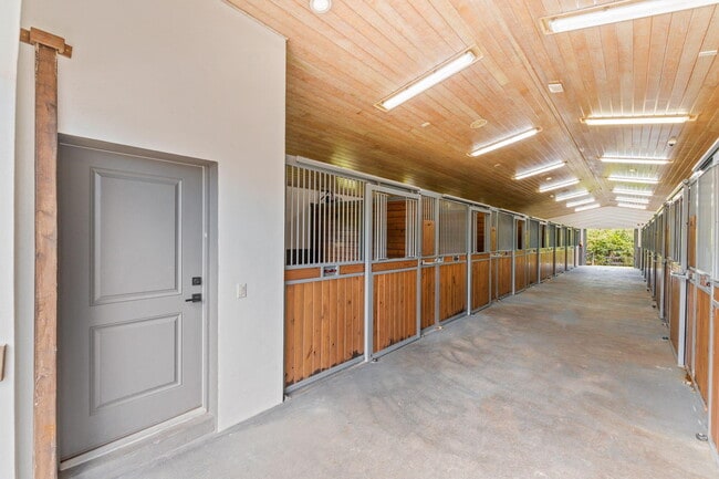 Building Photo - 13155 Southfields Rd