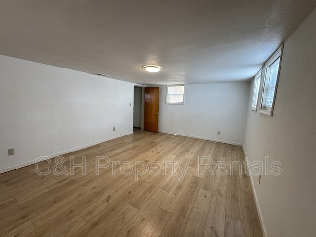 Building Photo - 841 1/2 Cook Avenue