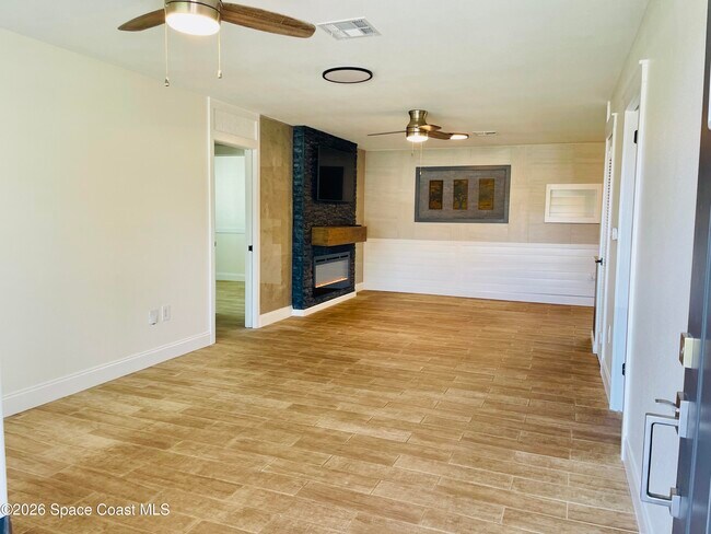 Building Photo - 508 Comanche Ave