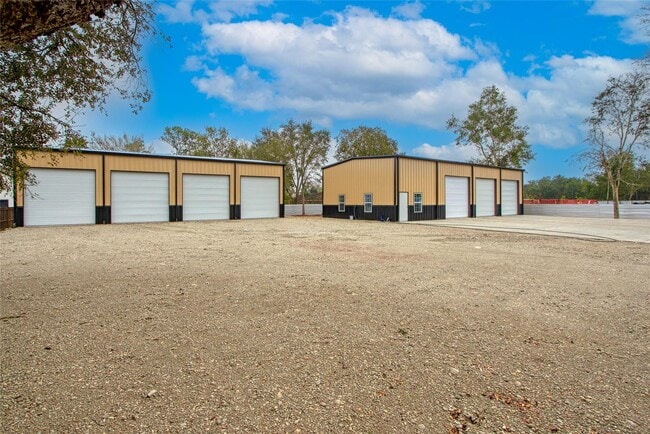 Building Photo - 13051 Pleasant Valley Dr