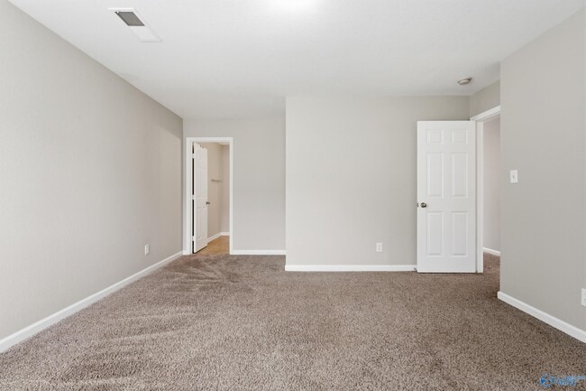 Building Photo - 3262 Lakeland Dr SW