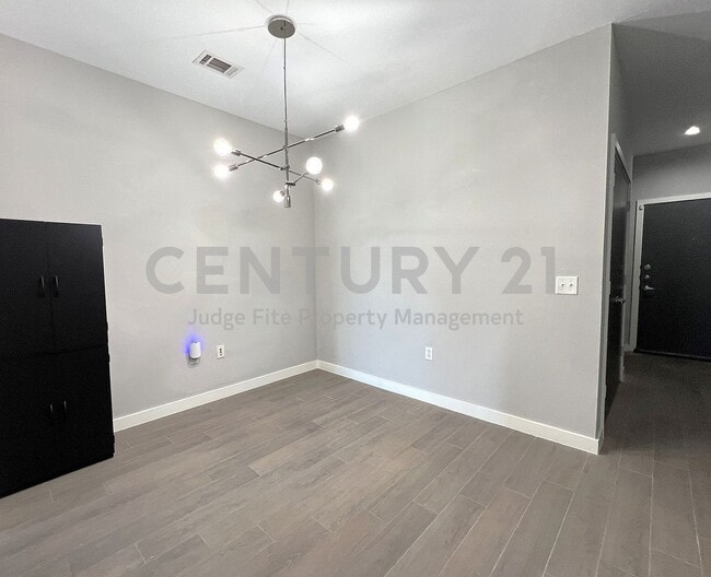 Building Photo - Well-Maintained 2/2 Condo Just a Short Walk From SMU!