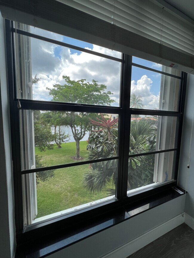 Building Photo - 7 Royal Palm Way