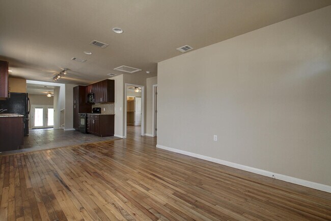 Building Photo - UT PRE LEASE: 2009 Remodeled 6 Bed / 3 Bath, Wood & Stained Concrete Floors, Custom High End Kitc...