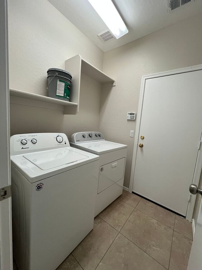 Building Photo - Move in ready near Baseline & Crismon: Vil...