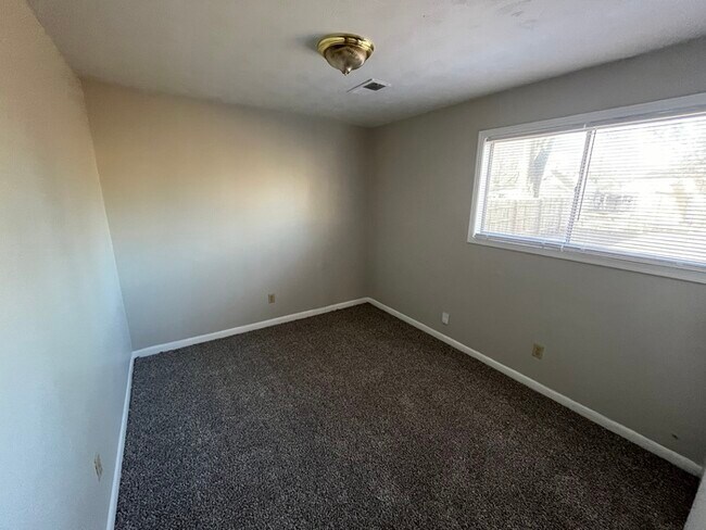 Building Photo - 4866 Teal Ave
