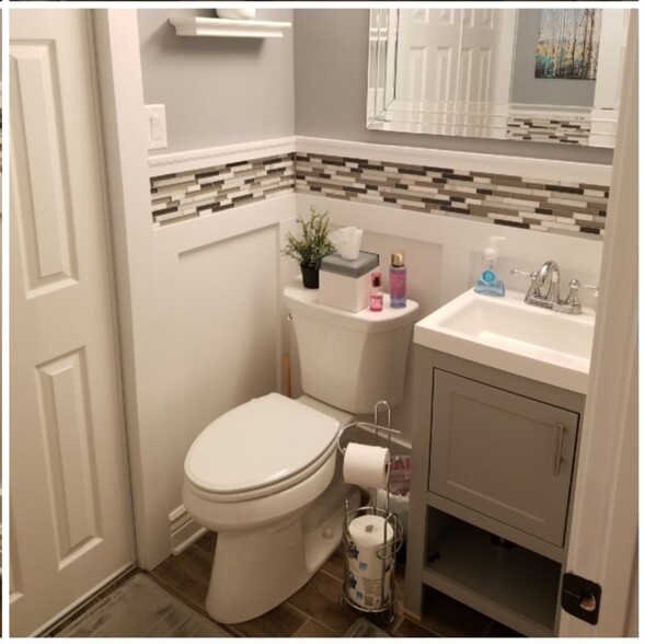 Powder room main floor - 5200 Hilltop Dr