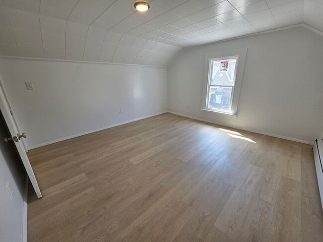 Building Photo - Beautiful Waterside 3 bedroom Single-Family Home - Catskill, NY