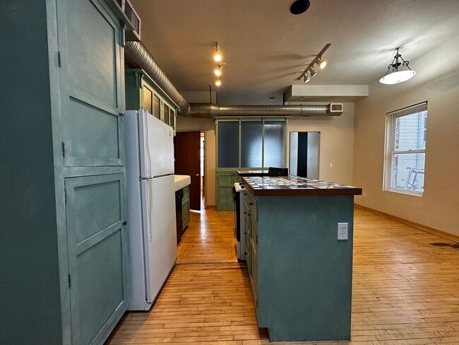 Building Photo - 123 N Broadway