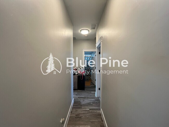 Building Photo - 737 Wilshire Pl