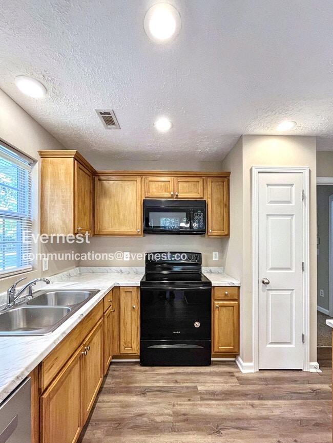 Building Photo - 5005 Cobblestone Creek Dr