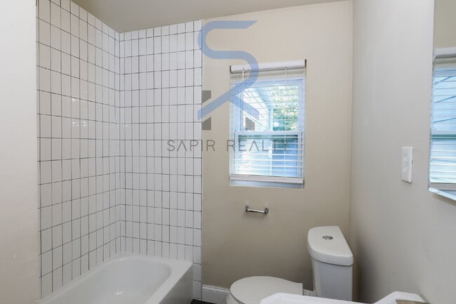 Building Photo - 1106 Wyland Dr SW