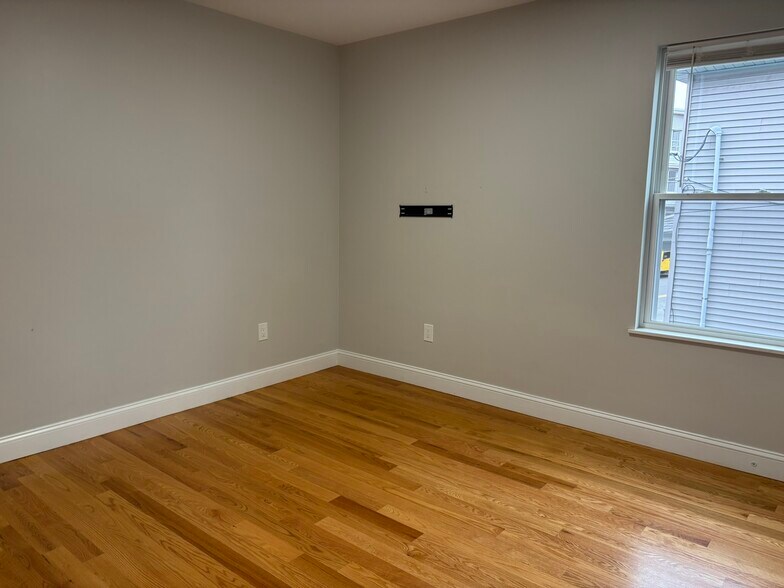 Building Photo - 595 Main St