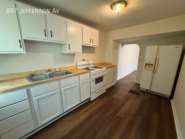 Building Photo - 807 Jefferson Ave