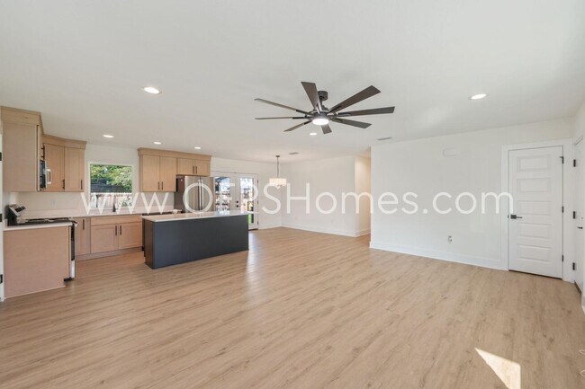 Building Photo - 118 Oregon Dr NE