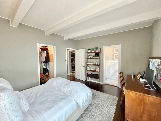 Building Photo - 3BR/2.5BA INCOMPARABLE Views!!! Prime Corona Heights Residence! 2 car parking and laundry! PROGRE...