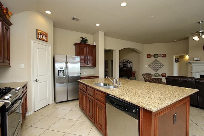 Building Photo - 14822 Yellow Begonia Dr