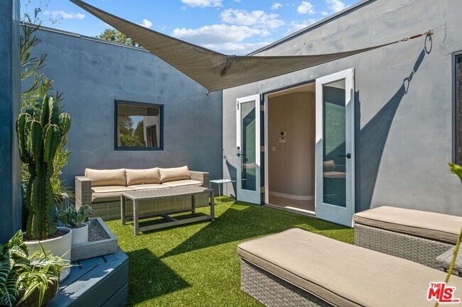 Building Photo - 835 Superba Ave